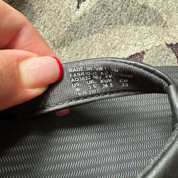 Nike Bella Kai Flip Flops - Picture 5 of 6
